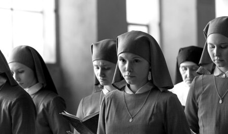 Gemeinsam mit anderen Novizinnen nimmt Anna (Agata Trzebuchowska...