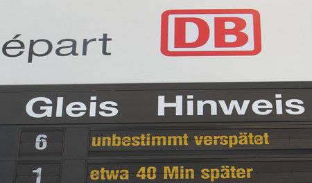 Bahn will Verspätungen reduzieren. Bei Lohnforderungen der EVG B...