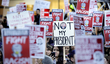 »Nicht mein Präsident«: Demonstration gegen die Wahl Donald Trum...