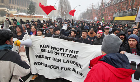 Flüchtlinge in Berlin sollen künftig in Wohnungen statt in Masse...