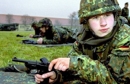 Grün hinterm Ohr, aber Knarre in der Hand: Grundausbildung in de...