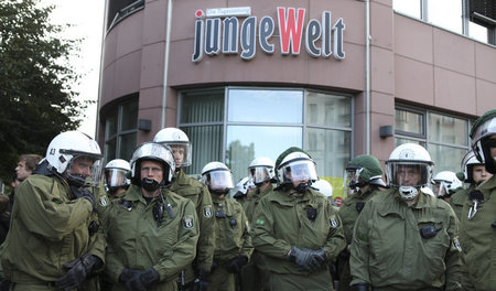 NPD-Junge Welt-Polizei - 17.06.2011 - Berlin - IMG_5355.JPG