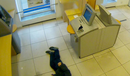 Ein krasser Fall von unterlassener Hilfeleistung: Mehrere Bankku... Ein krasser Fall von unterlassener Hilfeleistung: Mehrere Bankku...