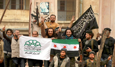 Idlib, 29. März 2015: Siegessicher posieren »Ahrar Al-Sham« (v. ... Idlib, 29. März 2015: Siegessicher posieren »Ahrar Al-Sham« (v. ...