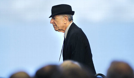 Als kleiner eleganter Mann mit Hut erzeugte er in den in den grö... Als kleiner eleganter Mann mit Hut erzeugte er in den in den grö...