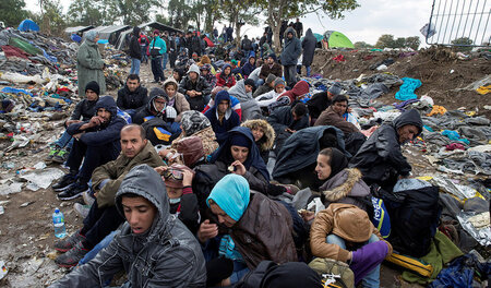 Migranten warten in Serbien darauf, die Grenze nach Kroatien pas... Migranten warten in Serbien darauf, die Grenze nach Kroatien pas...