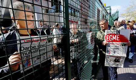 Unterstützer von Cumhuriyet-Journalisten vor dem Verlagsgebäude ... Unterstützer von Cumhuriyet-Journalisten vor dem Verlagsgebäude ...
