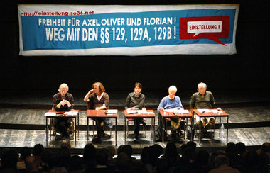 Von links: Rolf Gössner, Christina Clemm, Britta Grell als Moder...
