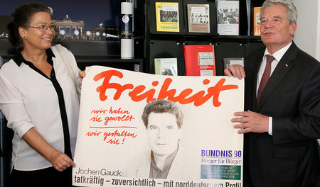 Ulrike Poppe hält mit Joachim Gauck ein Plakat, auf dem sich der...