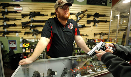 Pistolenverkauf in einem Waffenladen in Missouri im November 201... Pistolenverkauf in einem Waffenladen in Missouri im November 201...