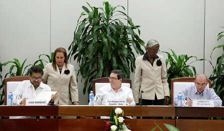 FARC-Verhandlungdführer Ivan Marquez (links) und Kolumbiens Chef... FARC-Verhandlungdführer Ivan Marquez (links) und Kolumbiens Chef...