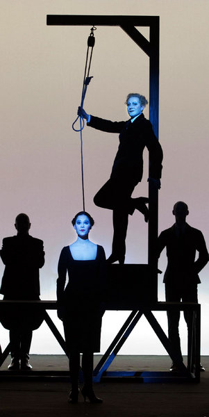 Kein Galgenhumor: Polly Peachum (Christina Drechsler) und Machea...