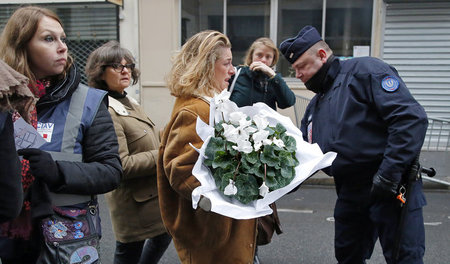 Paris am Sonntag: Polizeikontrollen vor der Enthüllung einer Ged...