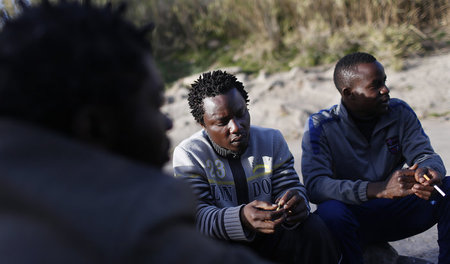 Migranten aus Mali vor einem Flüchtlingszentrum in Spanien (3. M...