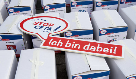 Kartons mit Unterschriften für ein Volksbegehren gegen CETA vor ...