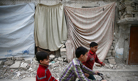 Spielende Kinder in Duma im Osten der Hauptstadt Damaskus, 2013 ...