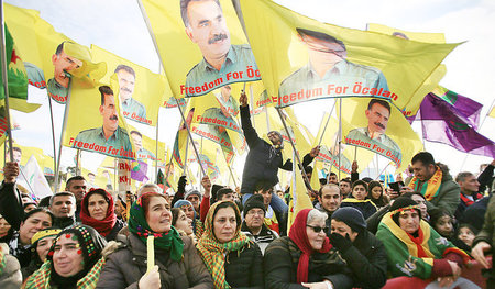 Streit um das Zeigen von Fahnen mit dem Bildnis Öcalans: Etwa 30...