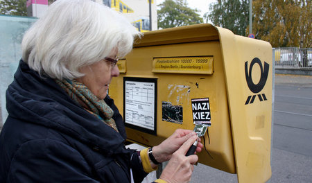 Dank der scharfen Klinge kann sie die Aufkleber restlos entferne...