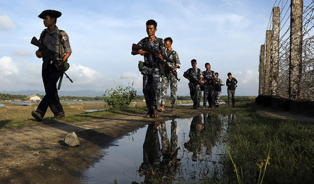 Patrouillierende Soldaten im Rakhine-Staat im Grenzgebiet zu Ban...