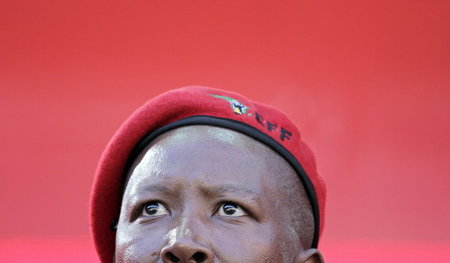 Rotes Barrett und schmissige Parolen: Julius Malema fordert den ... Rotes Barrett und schmissige Parolen: Julius Malema fordert den ...