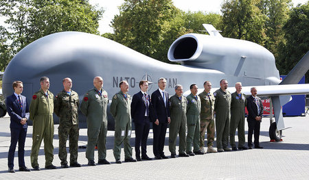 Gruppenfoto: NATO-Generalsekretär Jens Stoltenberg (Mitte) an 8.... Gruppenfoto: NATO-Generalsekretär Jens Stoltenberg (Mitte) an 8....