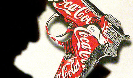 Problem Coca Cola: Zuhörer während einer Protestveranstaltung ge... Problem Coca Cola: Zuhörer während einer Protestveranstaltung ge...