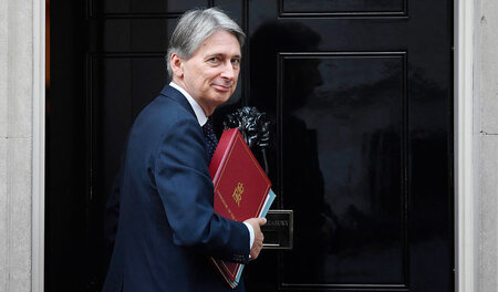Schatzkanzler Philip Hammond klopft an der Tür der Ministerpräsi... Schatzkanzler Philip Hammond klopft an der Tür der Ministerpräsi...