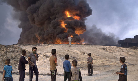 Der Rückzugsweg des IS im Irak ist mit Petroleumfackeln markiert... Der Rückzugsweg des IS im Irak ist mit Petroleumfackeln markiert...