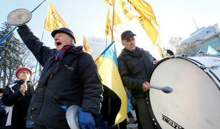 Auf der Straße gegen das korrupte Regime: Demonstranten verlange... Auf der Straße gegen das korrupte Regime: Demonstranten verlange...