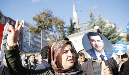 Protest gegen die Verhaftung von HDP-Politikern am 13. November ... Protest gegen die Verhaftung von HDP-Politikern am 13. November ...