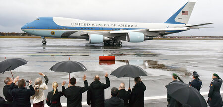 Berlin-Tegel am Freitag: Die US-amerikanische Regierungsmaschine...