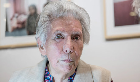 Vera Friedländer möchte aufklären und liest so oft wie möglich a... Vera Friedländer möchte aufklären und liest so oft wie möglich a...
