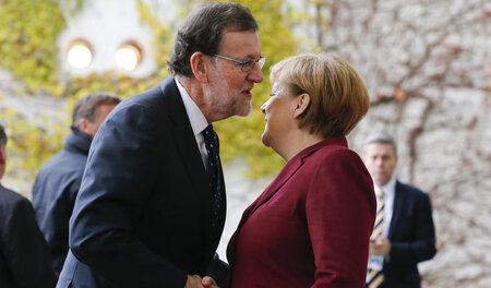 Kapitalistischer Bruderkuss: Spaniens Ministerpräsident Mariano ... Kapitalistischer Bruderkuss: Spaniens Ministerpräsident Mariano ...