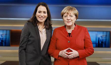 Ganz ohne Raute geht die Chose nicht: Angela Merkel (r.) am Sonn...