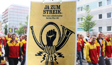 »Ja zum Streik, Nein zum Lohndumping« ist auf diesem Schild zu l...