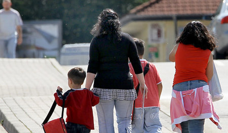 Eine junge Frau ist mit mehreren Kindern in einem Schweriner Pla... Eine junge Frau ist mit mehreren Kindern in einem Schweriner Pla...