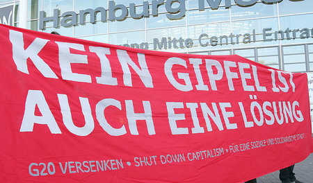 Proteste vor Beginn einer Infoveranstaltung zum G-20-Gipfel in H... Proteste vor Beginn einer Infoveranstaltung zum G-20-Gipfel in H...