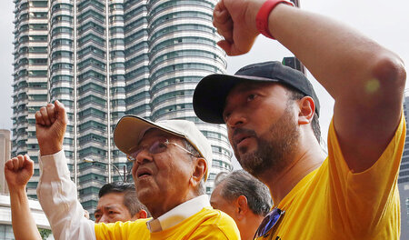 Mit der Opposition: Expremierminister Mahathir Mohamad (l.) unte... Mit der Opposition: Expremierminister Mahathir Mohamad (l.) unte...