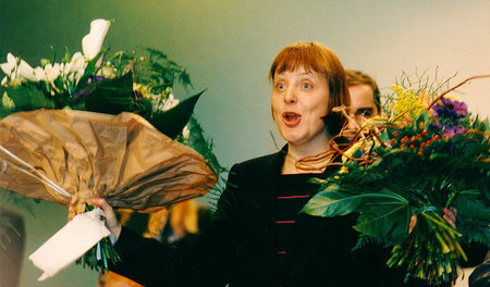 Danke für die Blumen: Angela Merkel im April 2000 auf dem CDU-Pa... Danke für die Blumen: Angela Merkel im April 2000 auf dem CDU-Pa...