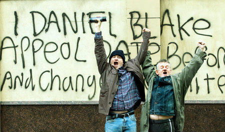 Wie brüchig mag der Apparat sein? Daniel Blake (l.) vor dem Arbe...