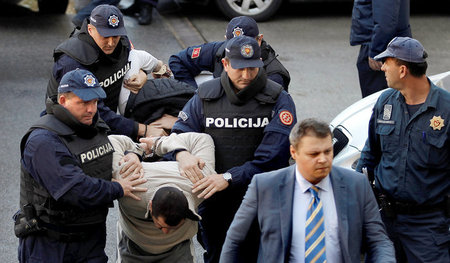 Unter Staatsstreichverdacht: Montenegrinische Polizisten bringen...