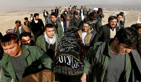 Afghanen tragen einen Sarg. In ihm befindet sich ein Opfer eines... Afghanen tragen einen Sarg. In ihm befindet sich ein Opfer eines...