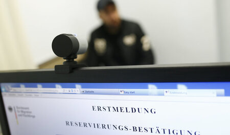 Ein Migrant wird in einem Flüchtlingszentrum in Heidelberg regis... Ein Migrant wird in einem Flüchtlingszentrum in Heidelberg regis...