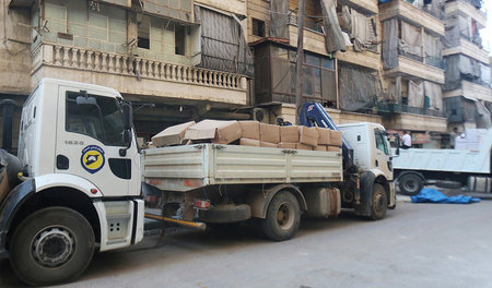 Aleppo am 12. August: Ein Transporter mit Hilfslieferungen im vo... Aleppo am 12. August: Ein Transporter mit Hilfslieferungen im vo...