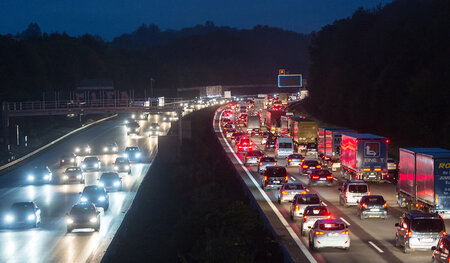 Zäh wie der Verkehr verlaufen die Verhandlungen um Deutschlands ... Zäh wie der Verkehr verlaufen die Verhandlungen um Deutschlands ...