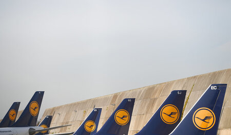 Zunehmende Konkurrenz von Billigairlines eskaliert den seit fünf... Zunehmende Konkurrenz von Billigairlines eskaliert den seit fünf...
