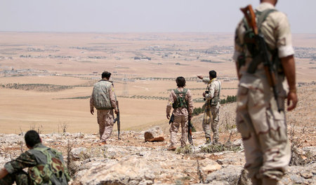 SDF-Kämpfer blicken über die ländlichen Gebiete südlich von Manb... SDF-Kämpfer blicken über die ländlichen Gebiete südlich von Manb...