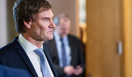 Will von »Cum-Ex«-Geschäften erst aus den Medien erfahren haben:... Will von »Cum-Ex«-Geschäften erst aus den Medien erfahren haben:...