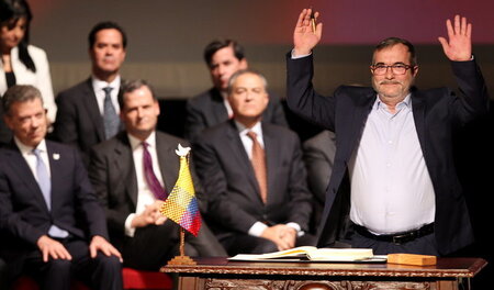 FARC-Comandante Timoleón Jiménez am Donnerstag nach der Unterzei... FARC-Comandante Timoleón Jiménez am Donnerstag nach der Unterzei...