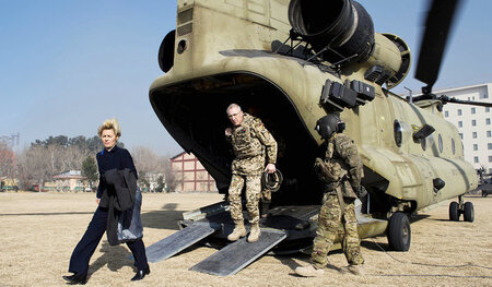 Verteidigungsministerin Ursula von der Leyen nach der Landung au... Verteidigungsministerin Ursula von der Leyen nach der Landung au...